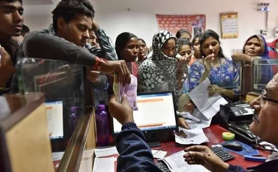 यूपी के महोबा में नोट निकालने गये एक 80 वर्षीय बुजुर्ग की मौत, कम पैसे मिलने पर अधिकारियों से हुई थी बहस