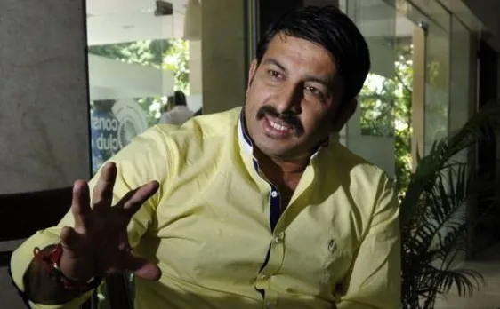 जब दिल्ली बीजेपी अध्यक्ष मनोज तिवारी मेट्रो में लोगों को समझाने पहुंचे कैशलेस होने के फायदे