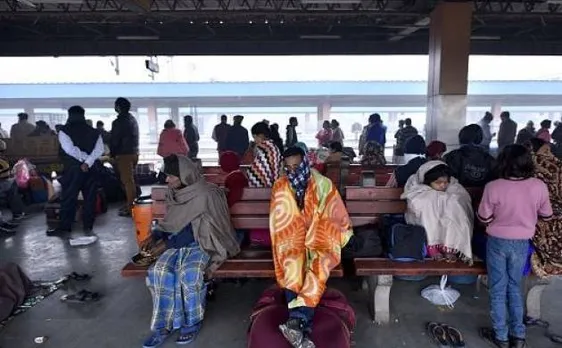 फॉग इफेक्ट: कोहरे की वजह से 14 फ्लाइट्स और 24 ट्रेनें लेट