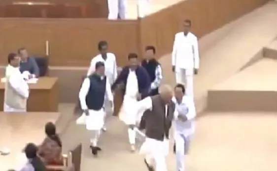 Video: त्रिपुरा विधानसभा स्पीकर का दंड लेकर भागे TMC विधायक