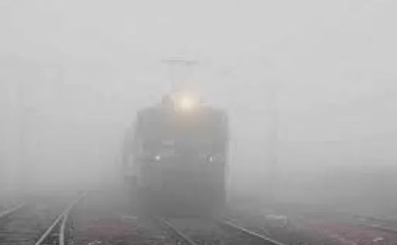 कोहरे की वजह से 34 रेलगाड़ियां चल रहीं देरी से