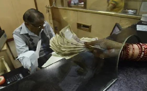 RBI का यू-टर्न, अब 5000 रुपये से अधिक पुराने नोट जमा कराने पर बैंक अधिकारी नहीं करेंगे पूछताछ