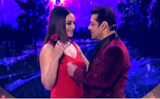 Bigg Boss 10, 25 December: दबंग गर्ल सोनाक्षी सिन्हा और मनीष पॉल के साथ घरवालों ने मनाया क्रिसमस