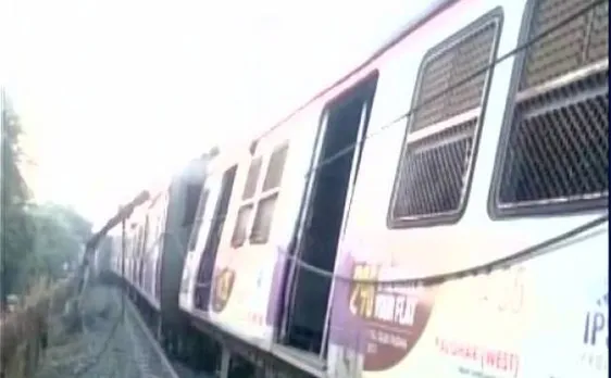 मुंबई: कल्याण और विट्ठलवाड़ी स्टेशन के बीच लोकल ट्रेन के 5 डिब्बे पटरी से उतरे