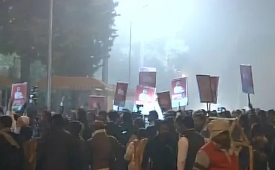 मुलायम ने मुख्यमंत्री अखिलेश को सपा से निकाला, घर के बाहर नाराज समर्थकों का जमावड़ा