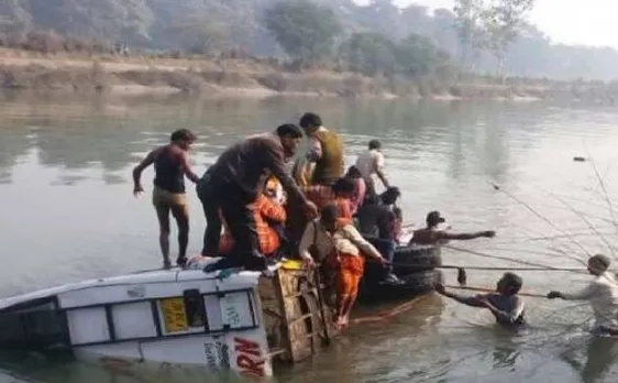 यूपी: नहर में बस पलटने से महिला समेत 10 लोगों की मौत