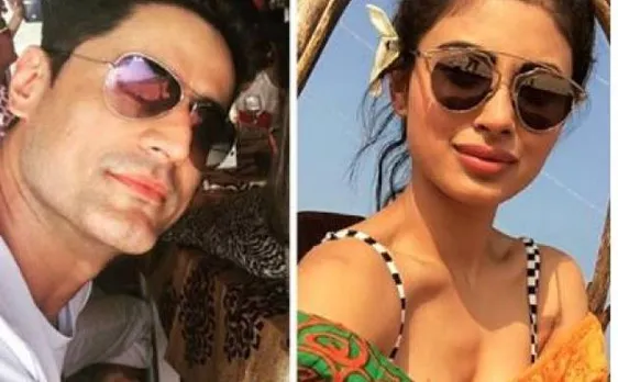 देखिए टीवी सीरीयल की मशहूर 'नागिन' मौनी रॉय ने कैसे मनाया 'चक्रवर्ती अशोक' मोहित रैना के साथ नया साल