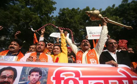 शिवसेना ने मोदी पर बोला हमला, 'बैंक कतार में मौत पर क्यों नहीं बोले पीएम'