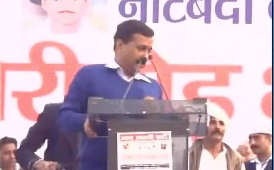 रोहतक की रैली में केजरीवाल पर फेका जूता, नोटबंदी को लेकर पीएम मोदी पर साधा जा रहा था निशाना