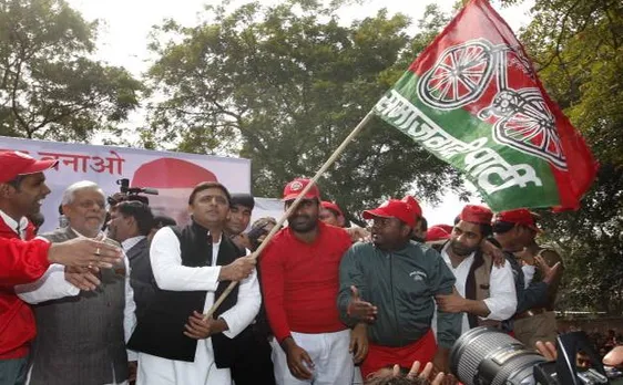 अखिलेश ने कहा, 'अपनों को बचाने के लिए लेने पड़ते हैं कड़े फैसले', अब 'साइकिल' पर दावेदारी के लिए EC के पास जा सकते हैं सीएम और मुलायम