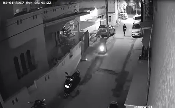 (Video) बेंगलुरु में अकेली लड़की देख कर वो उस पर जानवरों की तरह टूट पड़े, अब पुलिस उनकी तलाश में है और पूरा देश चाहता है वो दरिंदे जल्द पकड़े जाएं