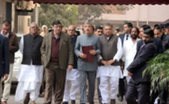 विपक्ष ने चुनाव आयोग से की मांग, केंद्र सरकार को चुनाव के बाद पेश करे बजट