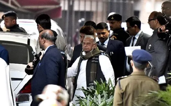 विधायकों का 'समर्थन' लेकर मुलायम दिल्ली रवाना, साइकिल पर ठोकेंगे दावेदारी