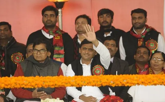 यूपी चुनाव 2017: सपा सुप्रीमो मुलायम और बेटे अखिलेश के बीच निकला सुलह का रास्ता, अखिलेश यादव को पार्टी की कमान देने को तैयार