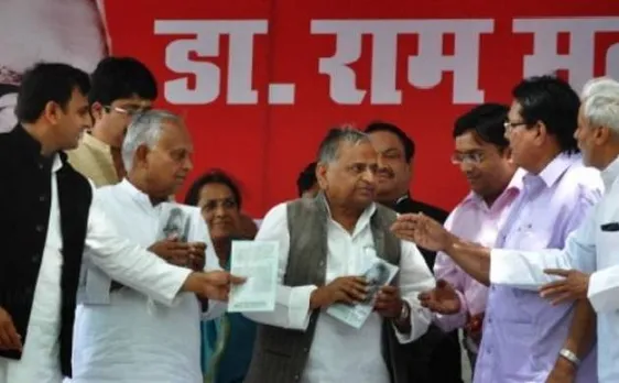 उत्तर प्रदेश चुनाव: समाजवादी पार्टी में पिता मुलायम और बेटे अखिलेश के बीच कई मुद्दों पर सहमति नहीं बन पा रही है