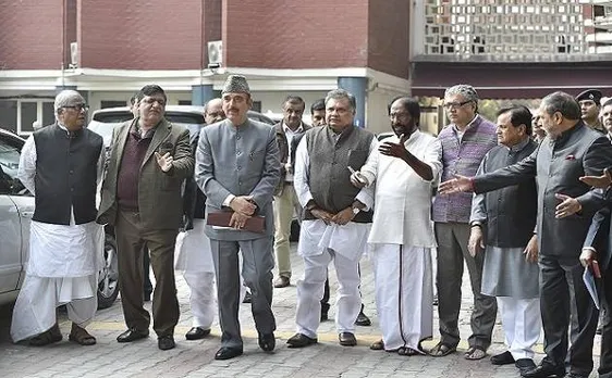 विपक्षी दल पांच राज्यों के विधानसभा चुनाव शुरू होने से ठीक तीन दिन पहले आम बजट को पेश किए जाने के फैसले का विऱोध कर रहे हैं