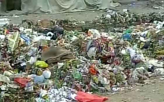 दिल्ली: 'आप' MLA राजू धींगन के घर के बाहर सफाई कर्मचारियों ने फेंका कूड़ा