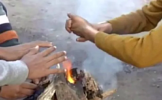 पहाड़ी पर बर्फबारी, शीतलहर की चपेट में उत्तर भारत