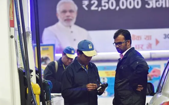 चुनाव वाले राज्यों के पेट्रोल पंपों पर मोदी के पोस्टर्स आचार संहिता का उल्लंघन: चुनाव आयोग