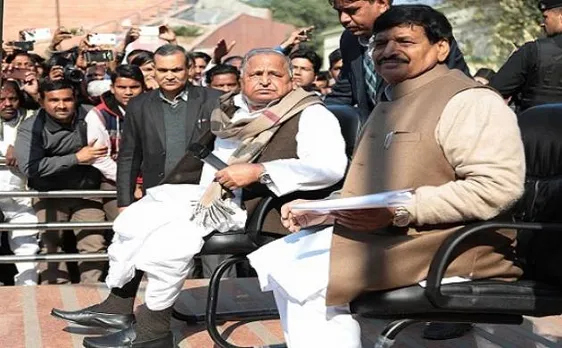 अब अखिलेश के हवाले साइकिल, मार्गदर्शक मंडल में जाने को तैयार हुए मुलायम