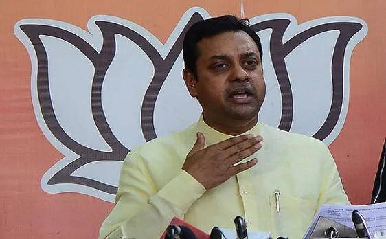 खादी कैलेंडर में पीएम मोदी की तस्वीर पर बचाव में उतरा PMO, बीजेपी की सहयोगी शिवसेना ने भी पीएम पर साधा निशाना