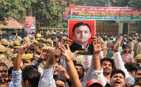 यूपी चुनाव 2017: समाजवादी पार्टी में नहीं थमी लड़ाई, मुलायम ने हटवाया नेम प्लेट, अखिलेश के करीबी ने दोबारा लगवाया