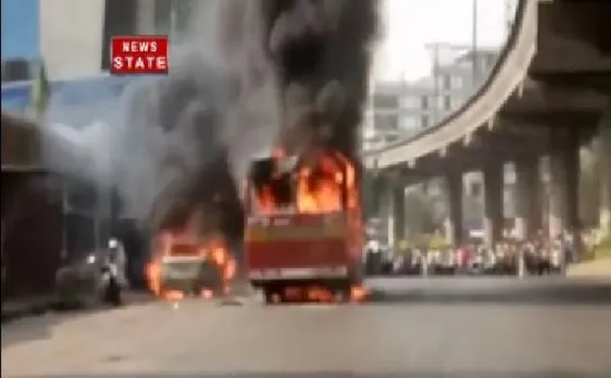 Video: मुंबई में चलती बस में लगी आग, बगल में खड़ी कार भी हुई स्वाहा