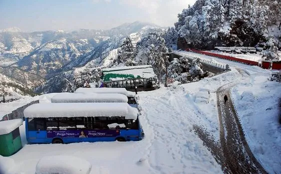 भारी बर्फबारी के कारण जम्मू-श्रीनगर हाईवे बंद, विश्वविद्यालय की परीक्षाएं स्थगित