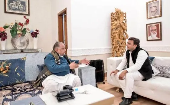मुलायम से मिलकर अखिलेश ने कहा,'साइकिल चलती जाएगी, आगे बढ़ती जाएगी'