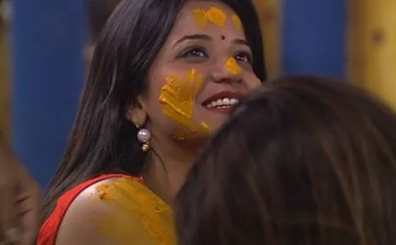 BIGG BOSS 10: मोनालिसा-विकरांत के शादी की तैयारियां शुरू, आज हुई 'हल्दी' की रस्म