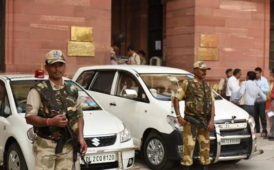 गृह मंत्रालय ने 2 IPS को जबरन हटाया, अनुशासनहीनता का है आरोप