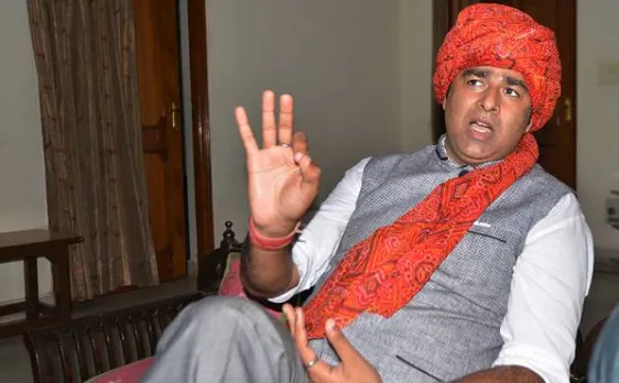 चुनाव प्रचार के दौरान बीजेपी विधायक संगीत सोम पर आपत्तिजनक वीडियो दिखाने का आरोप