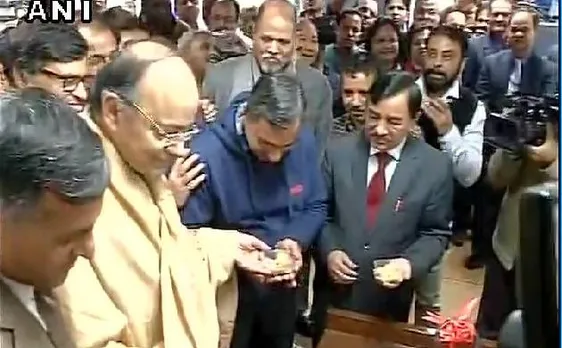 बजट 2017: 'हलवा' परंपरा के साथ शुरु हुई बजट की तैयारियां, अरुण जेटली ने कर्मचारियों को बांटा हलवा, 1 फरवरी तक मंत्रालय में रहेंगे कर्मचारी