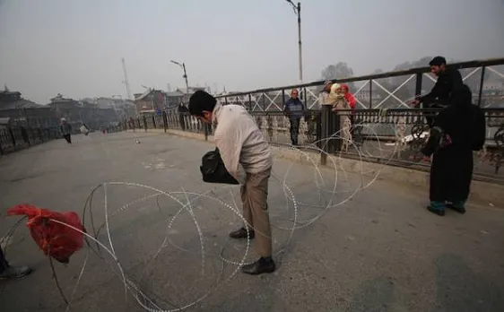 श्रीनगर में माहौल ख़राब होने की आशंका से आवाजाही पर लगा प्रतिबंध