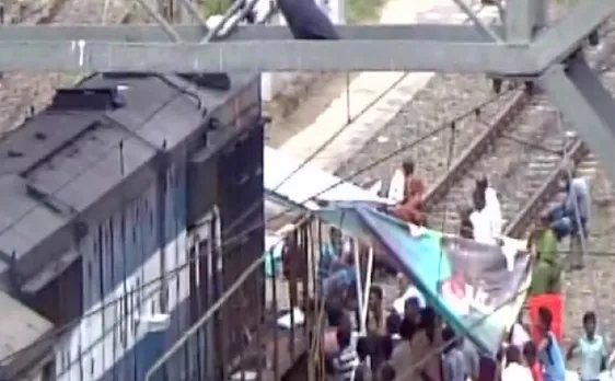 अन्नाद्रमुक के सांसद जल्लीकट्टू अध्यादेश पर राष्ट्रपति प्रणब मुखर्जी से मिलने राष्ट्रपति भवन पहुंचे