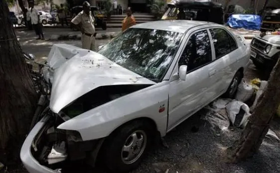 इंदौर में सड़क हादसे में पांच लोगों की मौत, कार काटकर निकालने पड़े शव