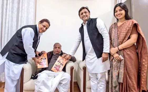 यूपी विधानसभा चुनाव 2017: अखिलेश ने मुलायम के साथ फेसबुक पर फोटो डाली, तो क्या सपा में सब ठीक है?