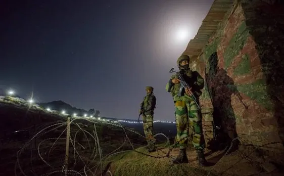 कश्मीर के पुलवामा में आतंकवादियों ने ग्रेनेड से किया हमला, एक पुलिसकर्मी घायल