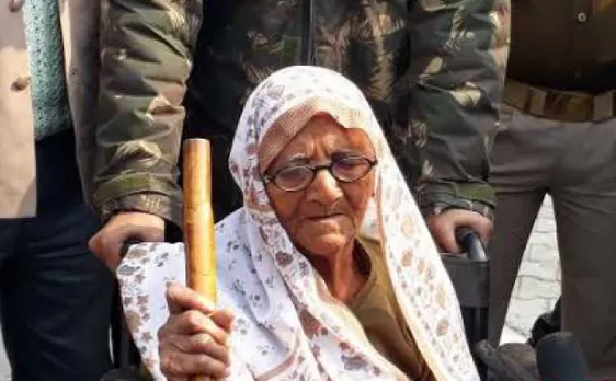 उत्तर प्रदेश चुनाव 2017: आगरा में 95 वर्षीया जल देवी ने विधान सभा चुनाव के लिए नामांकन किया