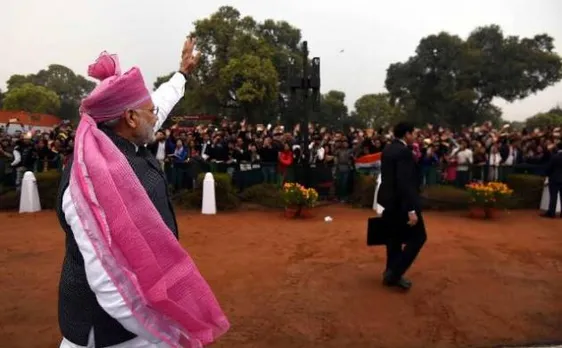 गणतंत्र दिवस: पीएम मोदी ने राजपथ पर प्रोटोकॉल तोड़ लोगों का किया अभिवादन