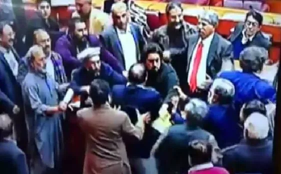 Video: नवाज शरीफ और इमरान खान की पार्टी के सासंदों के बीच पाकिस्तानी संसद में हाथापाई