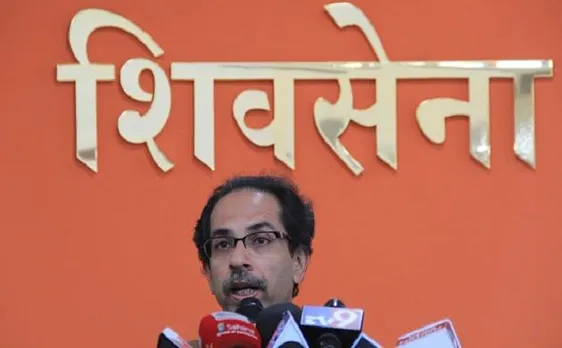 बीजेपी-शिवसेना के बीच जुबानी जंग, सामना में फड़णवीस सरकार की तुलना मुगलों से की