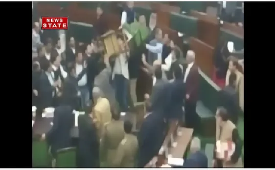 Video: महबूबा मुफ्ती के बयान पर जम्मू-कश्मीर विधानसभा में हंगामा, विधायकों ने तोड़ी कुर्सियां और फाड़े गये पर्चे
