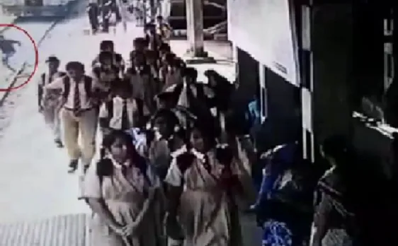 Video: मुंबई लोकल ट्रेन के आगे कूदा 65 साल का बुजुर्ग पर नहीं आई एक भी खरोंच