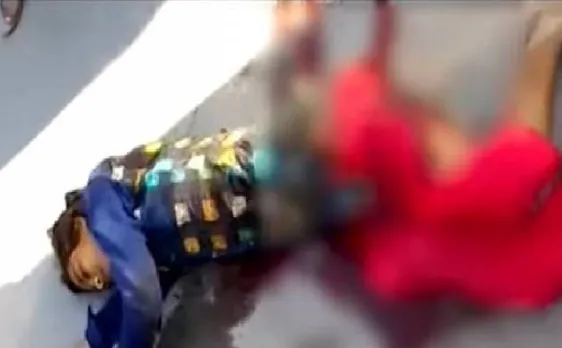 कर्नाटक: सड़क पर खून से लथपथ युवक तड़पता रहा, लोग बनाते रहे Video