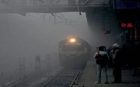 दिल्ली: कोहरे के कारण देर से चल रही है 34 ट्रेनें