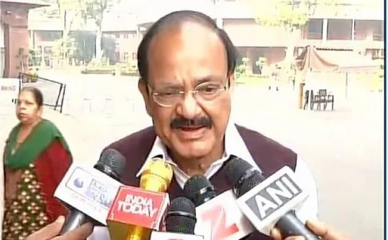 तमिलनाडु में चल रहे घमासान से बीजेपी ने किया किनारा, कहा राज्यपाल करेंगे फ़ैसला: वेंकैया नायडू