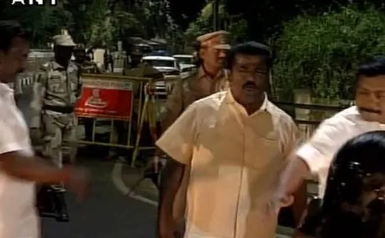 AIADMK संकट गहराया, शशिकला ने पन्नीरसेल्वम के खिलाफ की कार्रवाई,  पार्टी के कोषाध्यक्ष पद से हटाया
