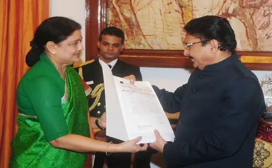 AIADMK में घमासान: शशिकला ने पेश किया सरकार बनाने का दावा, पन्नीरसेल्वम को मिल सकता है डीएमके का साथ