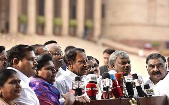 AIADMK घमासान: शशिकला के समर्थक विधायक आए सामने, कहा-हम बंदी नहीं बनाए गए